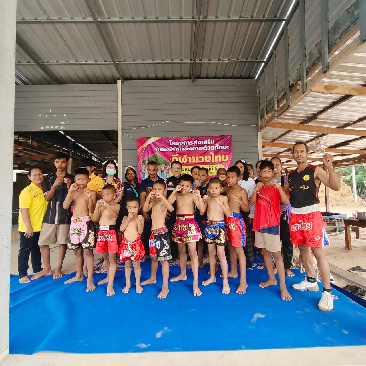 วันที่9 เมษายน 2567 ประเสริฐ สุขจิต นายกองค์การบริหารส่วนตำบลเมืองลีง ได้ร่วมเป็นเกียรติเข้าร่วมโครงการส่งเสริมการออกกำลังกายด้วยทักษะมวยไทย สนับสนุนจาก กองทุนหลักประกันสุขภาพ (สปสช.) ณ. บ้านหนองซำ ม. 6